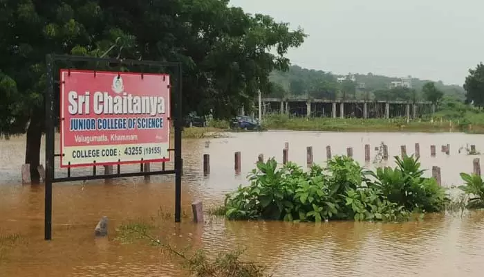 విద్యార్థులకు భోజనం అందించలేని శ్రీ చైతన్య యాజమాన్యం..అడవిలో ముగజీవాలు లాగా విద్యార్థులు