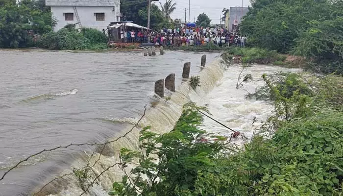 భారీ వర్షాలతో రాకపోకలకు అంతరాయం