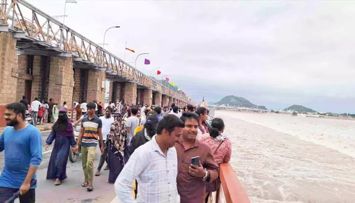 Prakasam Barrage: ప్రమాద స్థాయిలో వరద ఉధృతి.. ప్రకాశం బ్యారేజ్‌పై వాహనాల రాకపోకలు నిలిపివేత