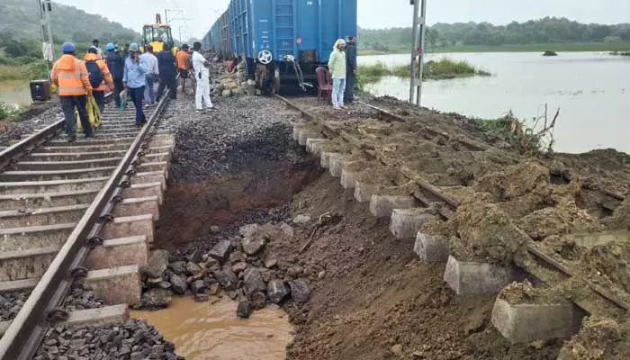 శరవేగంగా మరమ్మత్తు పనులు చేపట్టిన రైల్వే అధికారులు..