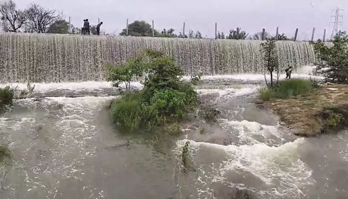 మత్తడి దూకుతున్న మల్కచెరువు