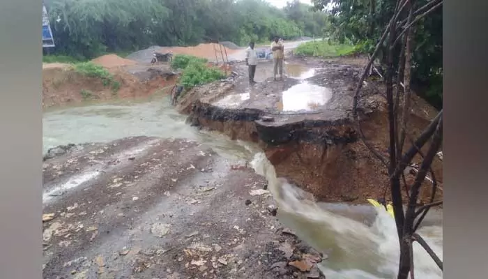 తెగిన తాత్కాలిక రహదారి.. నిలిచిన రాకపోకలు