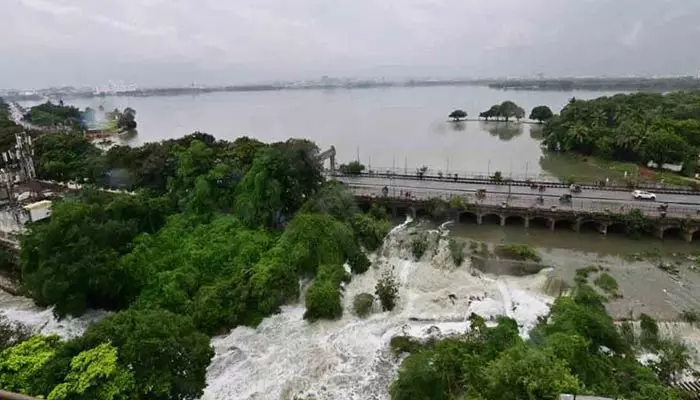 Hyderabad Rains : నిండుకుండలా హుస్సేన్ సాగర్.. GHMC అలర్ట్