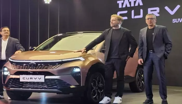 Tata Motors: కర్వ్ పెట్రోల్, డీజిల్ మోడళ్లను విడుదల చేసిన టాటా మోటార్స్