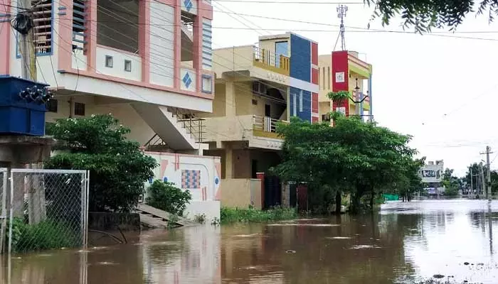 మంచిర్యాల పట్టణానికి పోటెత్తిన గోదావరి వరద