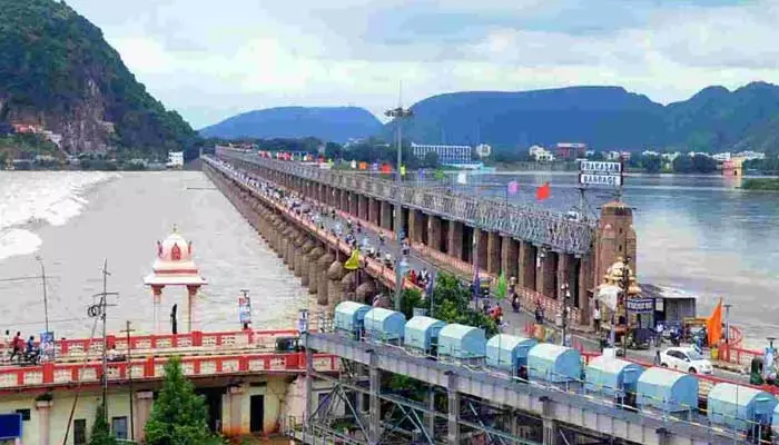 Prakasam Barrage: కృష్ణానది పరివాహక ప్రజలకు స్వల్ప ఊరట