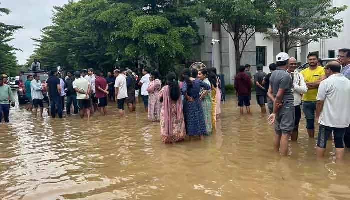 మోకిలా విల్లాస్ ను ముంచెత్తిన వరద.. 36 గంటలుగా నీళ్లు, కరెంటు లేవు