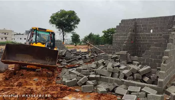 ఐలాపూర్ లో అక్రమ నిర్మాణాల కూల్చివేత