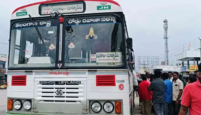 ఆర్టీసీ బస్సులో గుండెపోటుతో మహిళ మృతి