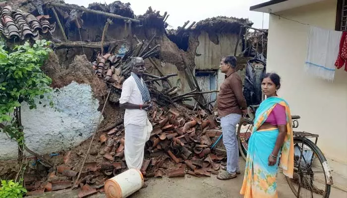 ప్రకృతి ప్రకోపం.. భారీ వర్షానికి కూలిన 55 గృహాలు..