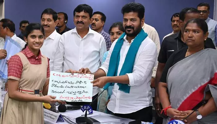 Flood relief Fund : పదో తరగతి విద్యార్థిని పెద్ద మనసు.. వరద బాధితులకు కిడ్డీ బ్యాంకు డబ్బులు