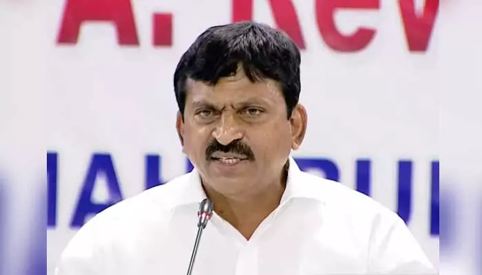 Ponguleti Srinivas Reddy: మైక్ దొరికింది కదా అని నోటికొచ్చినట్లు మాట్లాడిస్తారా?.. పొంగులేటి సీరియస్