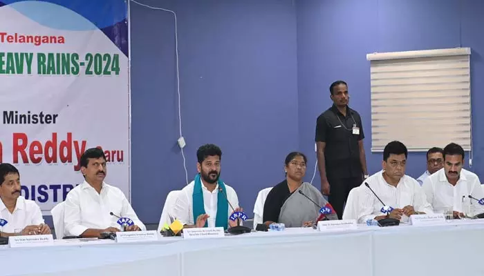 వరద నష్టంపై అధికారులతో  సీఎం సమీక్ష