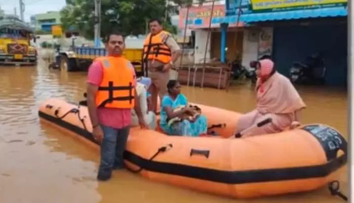 వరద నీటిలో ప్రసవించిన మహిళ