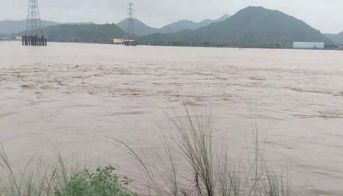 Godavari flood:భద్రాచలం వద్ద గోదావరి ఉగ్రరూపం.. గంటగంటకు పెరుగుతున్న వరద ఉధృతి