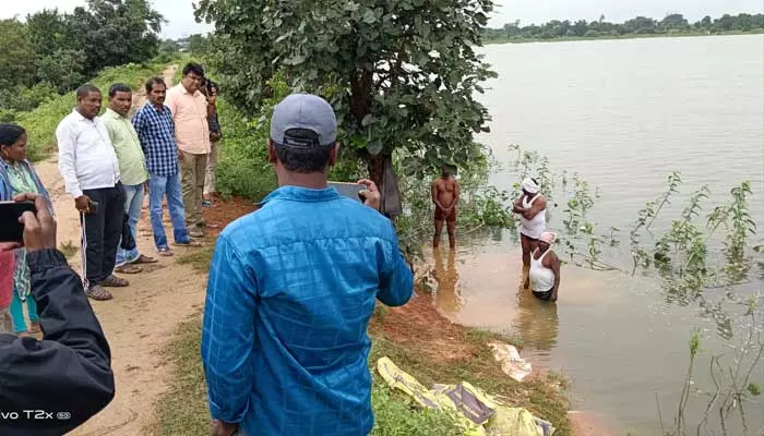 రుద్రారం చెరువు బుంగ పూడ్చివేత..