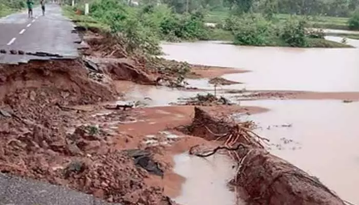 రోడ్ల రిపేర్లకి రూ.1,150 కోట్లు అవసరం : ఆర్&బీ అధికారుల సమగ్ర నివేదిక