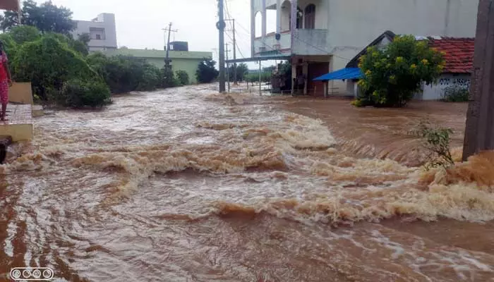 భారీ వర్షం.. కోహెడ మండల కేంద్రంకు రాకపోకలు బంద్