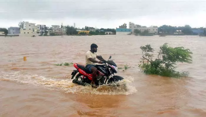 AP Rains: తూర్పు గోదావరి జిల్లాలో ఎడతెరిపి లేని వర్షం.. రాజమండ్రి లోతట్టు ప్రాంతాలు జలమయం