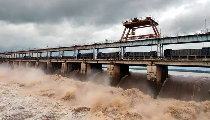 భద్రాచలం దగ్గర మరింత పెరిగిన గోదావరి ఉధృతి