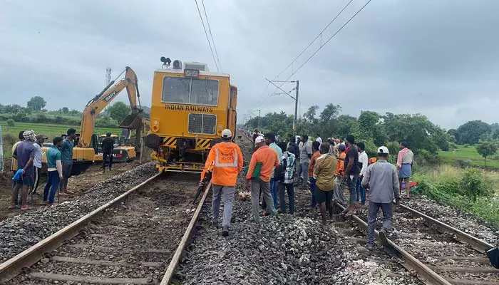 సిద్దమైన కేసముద్రం రైల్వే ట్రాక్.. రేపటి నుండి యధావిధిగా రైళ్లు