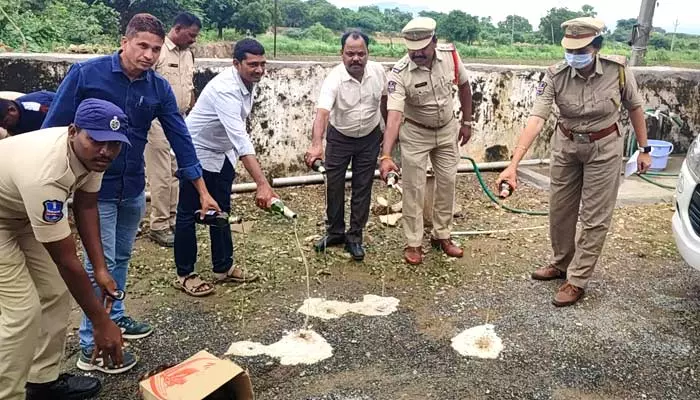 వివిధ కేసులలో పట్టుబడిన  మద్యం ధ్వంసం