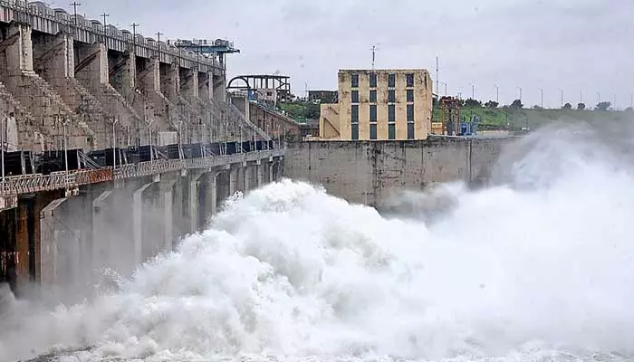 సింగూర్ ప్రాజెక్టుకు భారీగా వరద.. గేట్లను ఎత్తిన అధికారులు