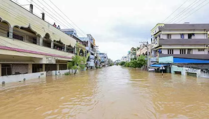 Flood:  మళ్లీ భయపెడుతున్న బుడమేరు... ఇళ్లలోకి భారీగా వరద నీరు