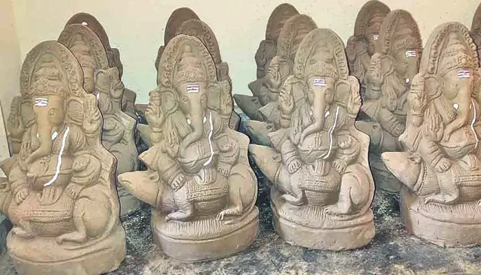 Vinayaka chavithi: మట్టి గణపయ్యను తయారు చేయడం ఇంత సులభమా..? వైరలవుతోన్న వీడియో