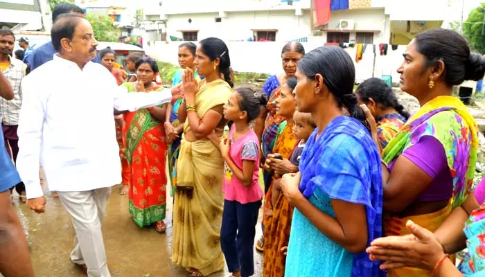 ముంపు ప్రాంతాల్లో నిత్యావసర సరుకులను అందించాలి