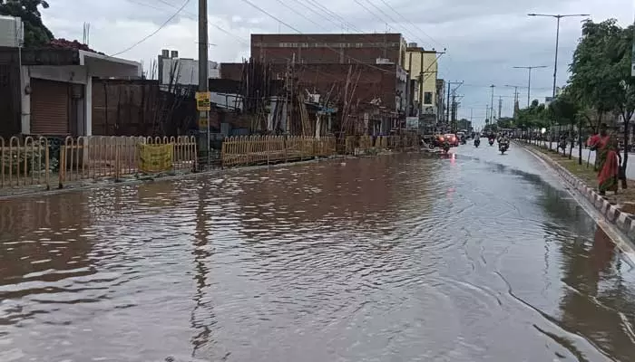 చెరువును తలపిస్తున్న జాతీయ రహదారి