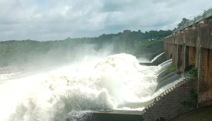 నిజాంసాగర్ ప్రాజెక్టు మూడు గేట్లు ఎత్తివేత