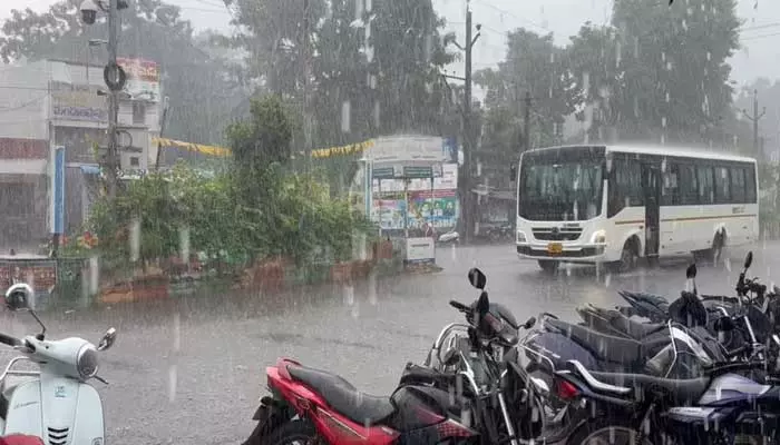 Heavy Rains:తునిలో భారీ వర్షం..జలమయమైన పల్లపు ప్రాంతాలు