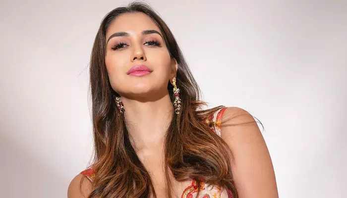 Nikita Dutta : నాజూకు సొగసులతో సెగలు పుట్టిస్తున్న నికితా దత్తా