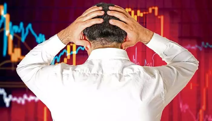 Stock Market: కుప్పకూలిన స్టాక్ మార్కెట్లు.. రూ.5 లక్షల కోట్లు ఆవిరి