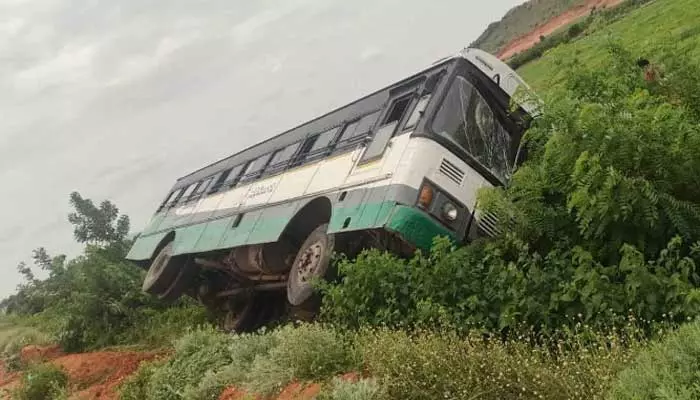 Bus Accident: పల్లె వెలుగు బస్సు బోల్తా.. ప్రయాణికులకు గాయాలు!