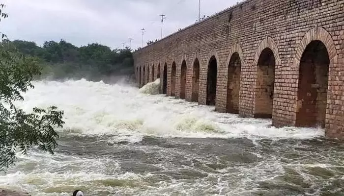 హైదరాబాద్ జంట జలాశయాలకు భారీగా వరద