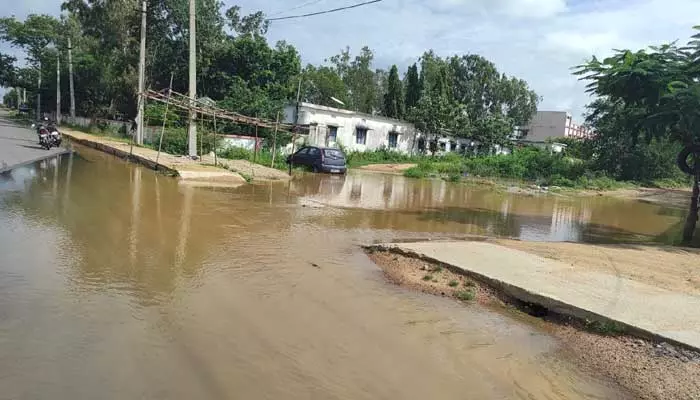 చెరువును తలపిస్తున్న చేర్యాల ప్రధాన రహదారి