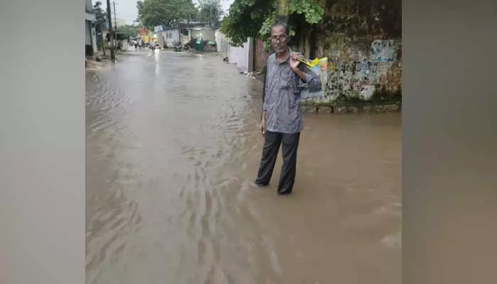 వాన పడితే వాగులను తలపిస్తున్న వీధులు