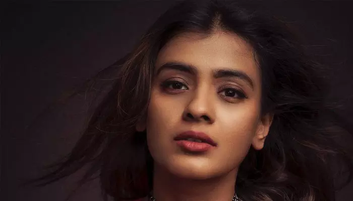 Hebah Patel : శారీలోనూ సెగలు పుట్టిస్తున్న హెబ్బా పటేల్