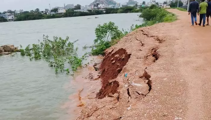 డేంజర్ జోన్‌లో ఆమనగల్లు సుర సముద్రం..భయందోళనలో స్థానికులు