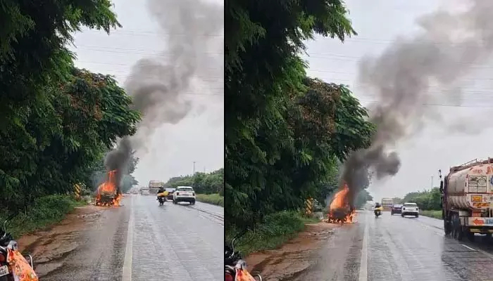 Fire Accident : ఒకవైపు వర్షం.. కారులో మంటలు.. బయటకు దూకిన తండ్రి కొడుకులు