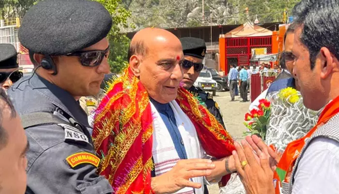 Rajnath singh: అఫ్జల్ గురును సన్మానిస్తే బాగుండేదా?.. ఒమర్ అబ్దుల్లా వ్యాఖ్యలపై రాజ్‌నాథ్ ఫైర్