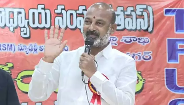 Bandi Sanjay: కేసీఆర్ మోచేతి నీళ్లు తాగి నాడు మౌనం.. గులాబీ బాస్ పై బండి సంజయ్ ఫైర్