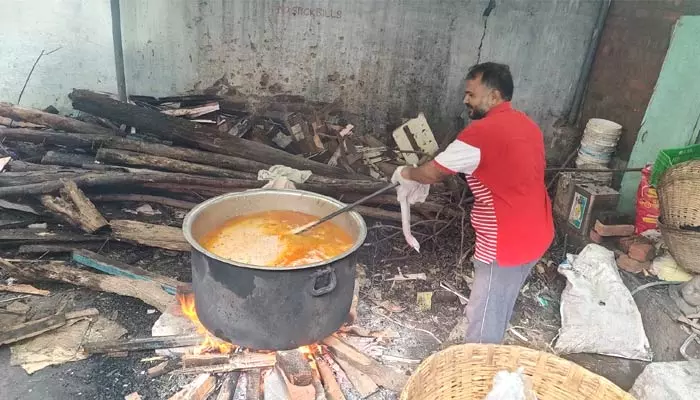 వరద బాధితులకు అన్నదానం