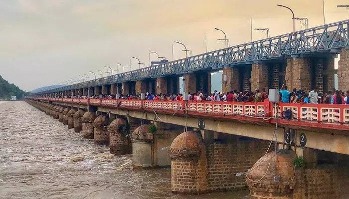 మరోసారి కృష్ణమ్మ ఉగ్రరూపం.. ప్రకాశం బ్యారేజ్‌ వద్ద మొదటి ప్రమాద హెచ్చరిక