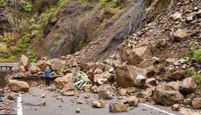 అరకు రోడ్డులో జారిపడ్డ కొండచరియలు