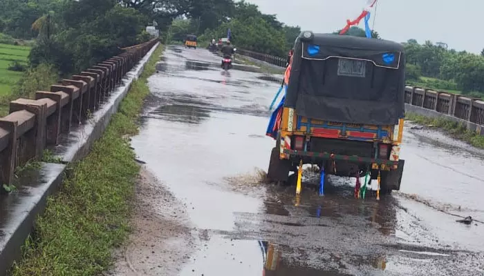 నిండా నిర్లక్ష్యం..ప్రమాదపుటంచున వంతెన!!