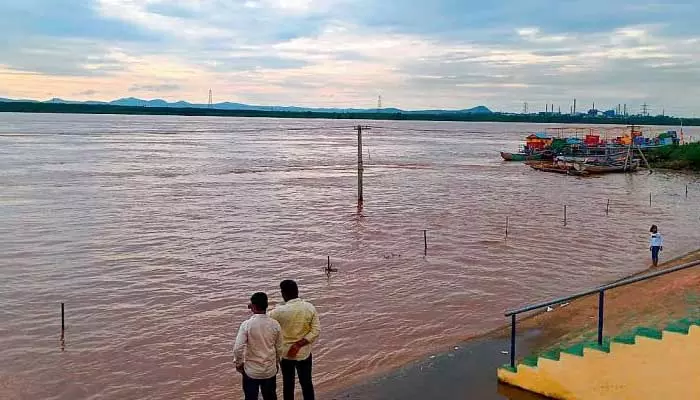 రామన్నగూడెం పుష్కర ఘాట్ వద్ద భారీగా పెరిగిన వరద.. ఛత్తీస్‌గఢ్‌-తెలంగాణ మధ్య రాకపోకలు బంద్