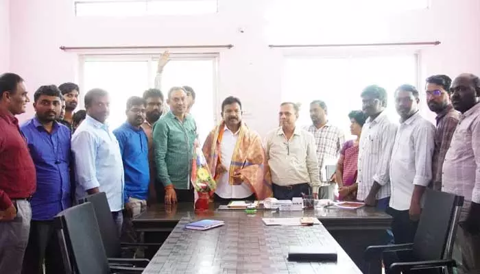 Manakondur MLA : గ్రామాల్లోని సమస్యల పరిష్కారానికి తక్షణమే స్పందించాలి